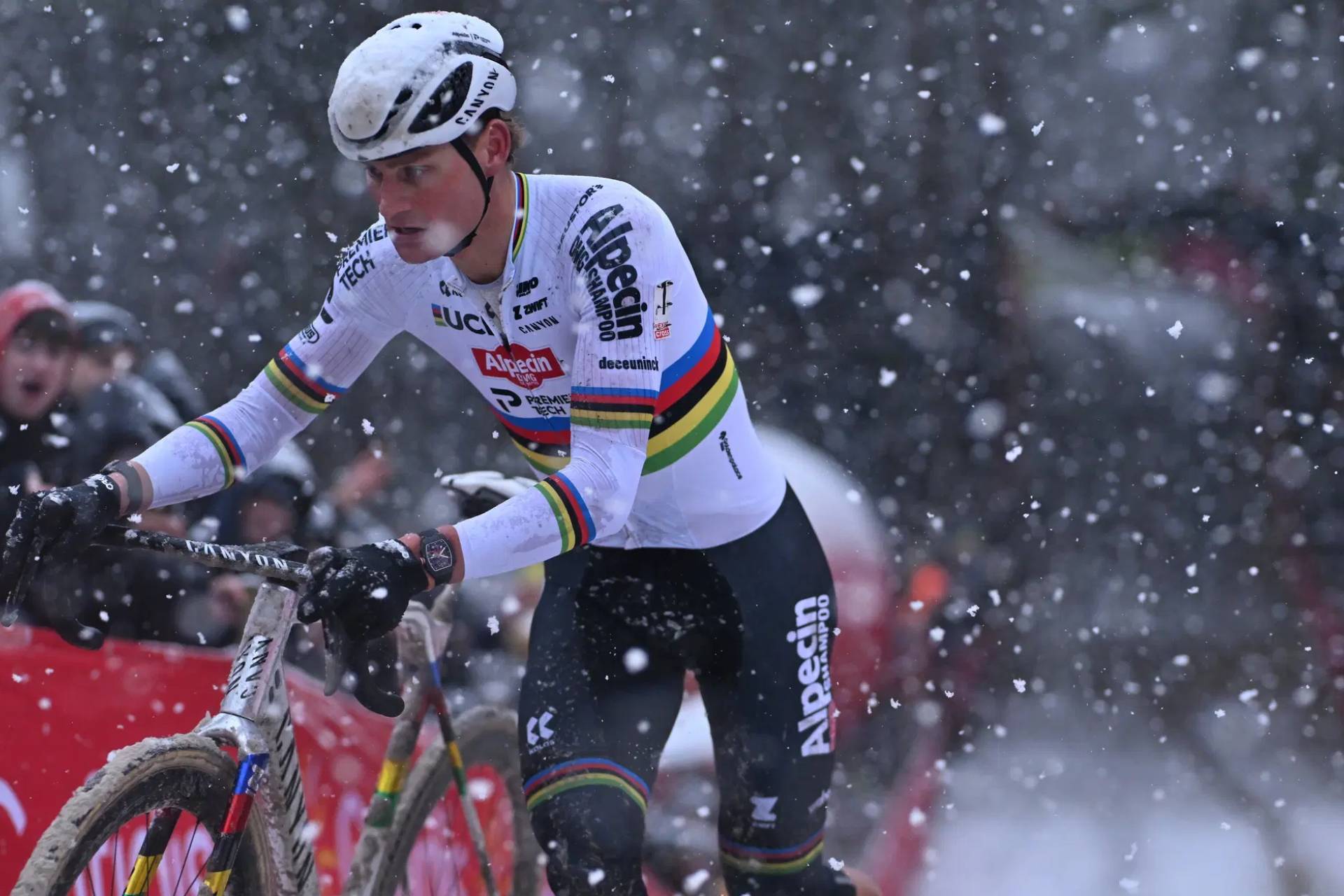 Van der Poel domina sob neve intensa em Mol enquanto Van Aert abandona após queda