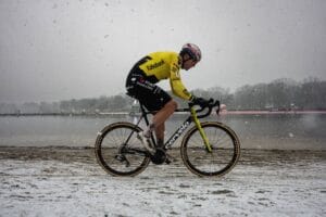Wout van Aert passa por cirurgia bem-sucedida no tornozelo após queda no cyclocross e foca na recuperação para temporada de estrada