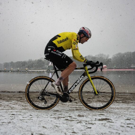 Wout van Aert passa por cirurgia bem-sucedida no tornozelo após queda no cyclocross e foca na recuperação para temporada de estrada