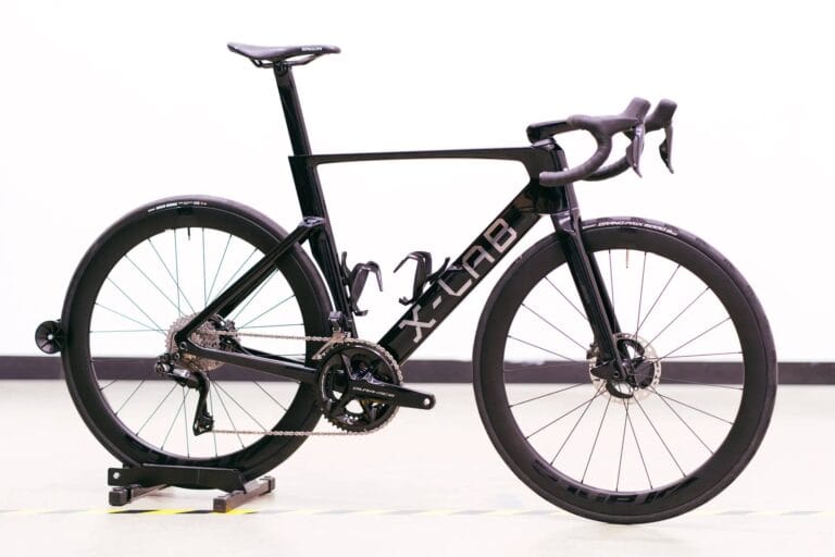 X-Lab AD9: A Bike Chinesa que Chegou para Mexer com o WorldTour – Teste no Túnel de Vento