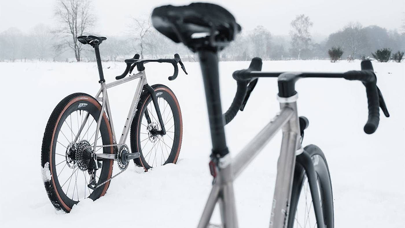 Eddy Merckx lança bikes de titânio que misturam tradição e modernidade no segmento all-road e gravel