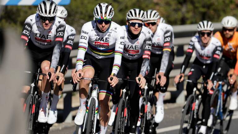 A equipe Emirates-XRG dos Emirados Árabes Unidos utiliza batedores para proteger Tadej Pogačar durante o treino