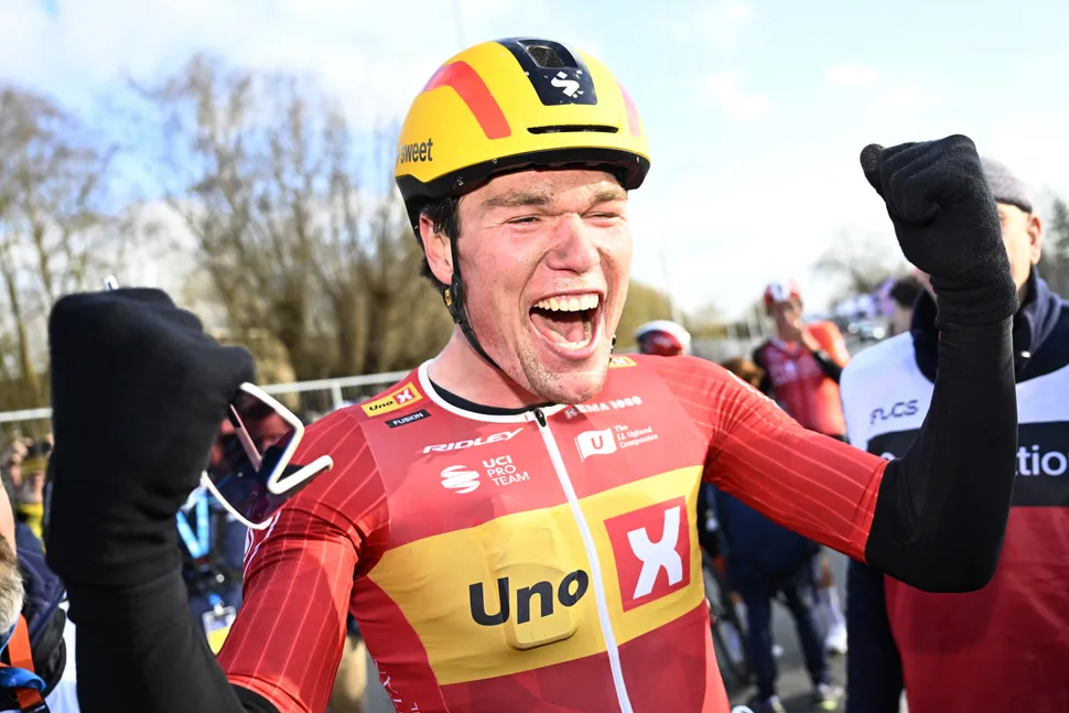 Wærenskjold comemora a vitória confirmada após cruzar a linha de chegada na Omloop Nieuwsblad de 2025 com um ataque solo surpresa.