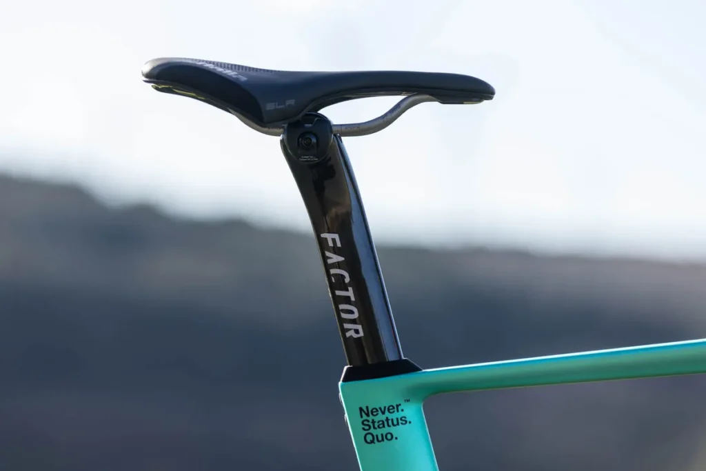 A bateria Di2 encaixa-se no canote de selim. 