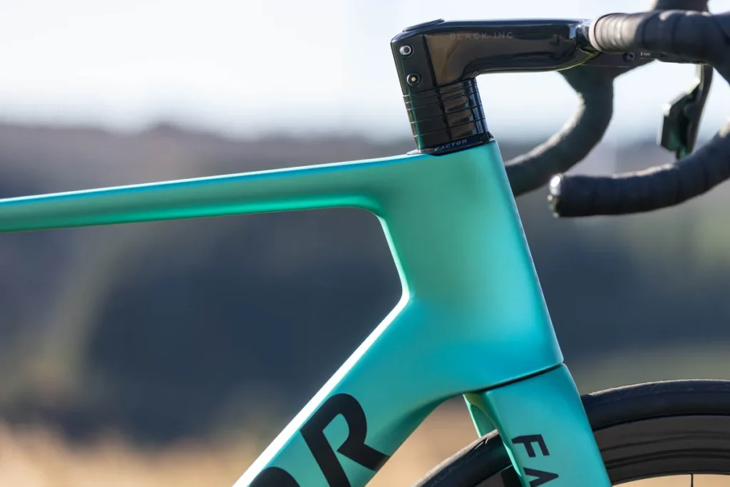 O tubo da caixa de direção tem um formato distinto do da Ostro VAM. 