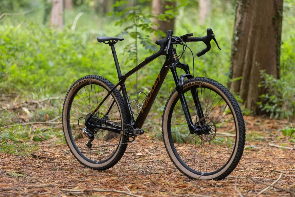 O modelo topo de linha é esta configuração 'SRAM Rival 1 com suspensão