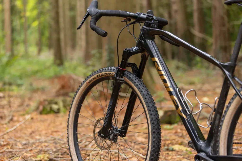 Essa suspensão com 100 mm de curso certamente chama a atenção. 