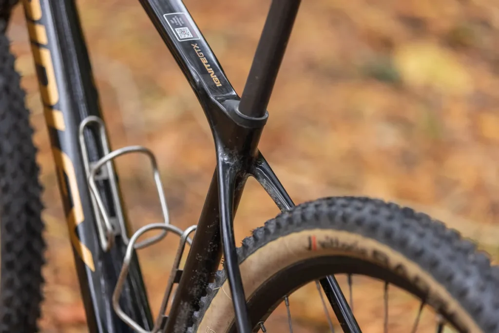 Há muito espaço para pneus grandes.