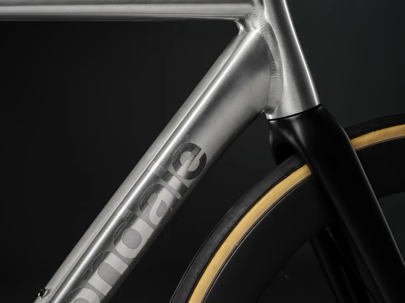 O acabamento "bruto" do CAAD14 1 revela as junções dos tubos em toda a sua extensão. Cannondale