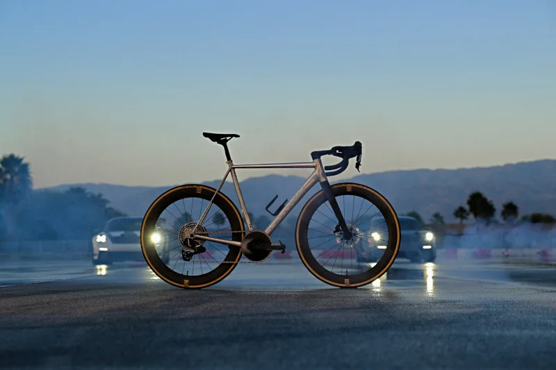 Acabaram-se os stays traseiros rebaixados e os tubos aerodinâmicos, dando lugar a designs redondos clássicos. Cannondale