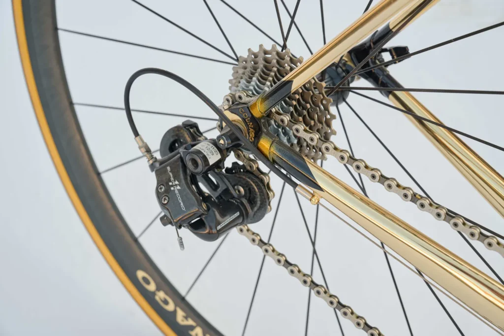 Os tubos banhados a ouro significam que a bicicleta é essencialmente boa demais para andar.