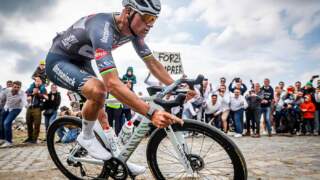 Mathieu van der Poel explica porque usa guidões de 450 mm, e porque não segue a tendência