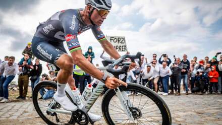 Mathieu van der Poel explica porque usa guidões de 450 mm, e porque não segue a tendência