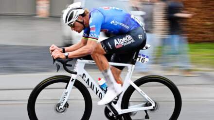 Mathieu van der Poel vence Omloop Nieuwsblad com uma aceleração no Muur van Geraardsbergen