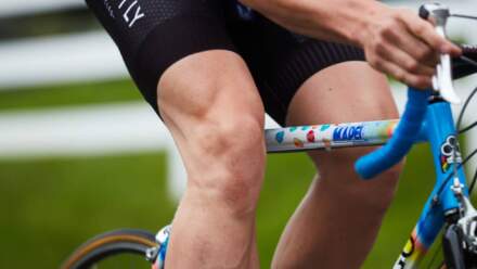 Por que os joelhos doem ao andar de bicicleta e como acabar com a dor