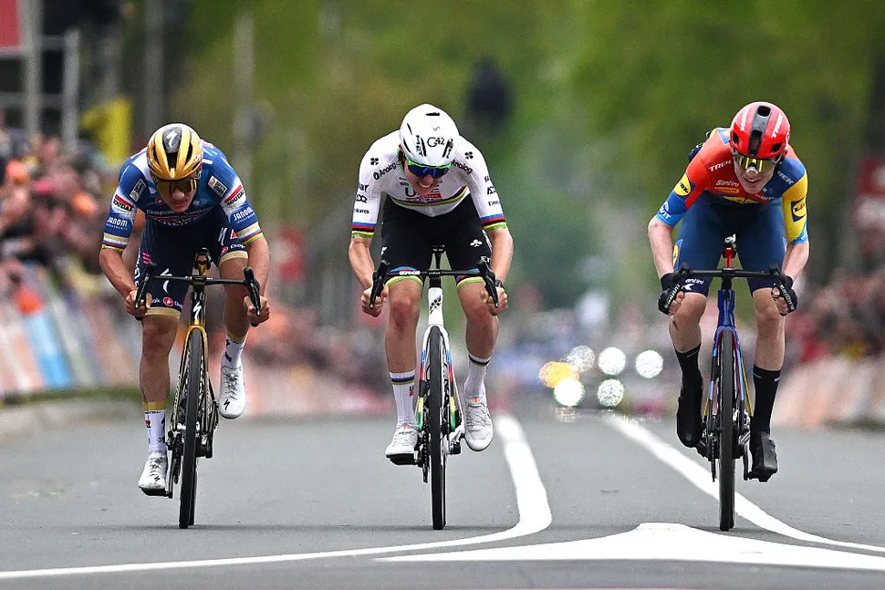 Mattias Skjelmose foi um dos poucos a derrotar Tadej Pogacar, superando-o e a Remco Evenepoel no sprint final para vencer a Amstel Gold Race em 2025
