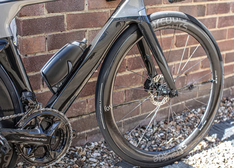 Assim como as rodas Strade originais, as Strade GT utilizam aros com profundidades mistas de 49/54 mm na dianteira e na traseira.