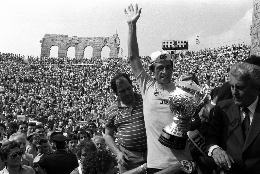 Francesco Moser comemorando sua vitória no Giro de 1984 na Arena de Verona.