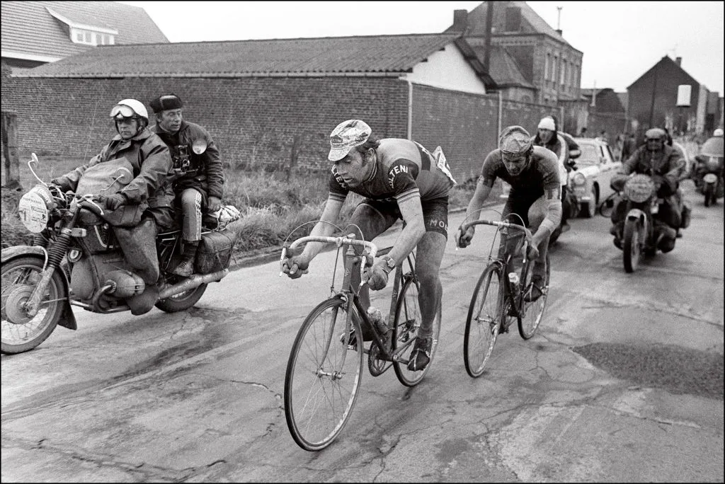 Eddy Merckx e Roger De Vlaeminck disputam a 71ª edição da Paris-Roubaix em 1973. Merckx conquistaria sua terceira e última vitória naquele ano. De Vlaeminck havia vencido no ano anterior e conquistaria mais três vitórias em Roubaix (1974, 1975, 1977). Junto com Tom Boonen, ele divide o recorde de maior número de vitórias na Paris-Roubaix (quatro).