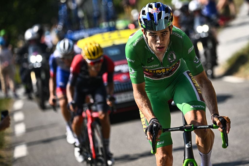 Wout van Aert atacando em subida curta com maillot vert