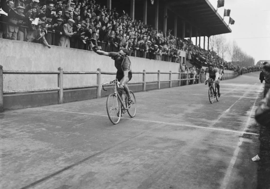 A corrida termina no atual velódromo de Roubaix desde 1943 (exceto entre 1986 e 1988). Aqui está Rik Van Steenbergen vencendo a edição de 1948, com uma velocidade média de 43,99 km/h ao longo de 246 km. 