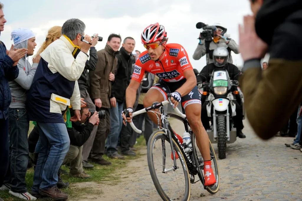 As rodas Zipp 303 de Fabian Cancellara supostamente economizavam mais de 20 watts em comparação com os aros de liga leve de seção retangular então comuns. Tim de Waele/Corbis via Getty Images