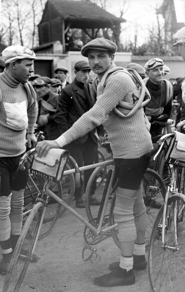 Os pilotos tinham que se virar sozinhos. Aqui, o piloto belga Jules Masselis é retratado com um pneu sobressalente enrolado nos ombros antes da corrida de 1913