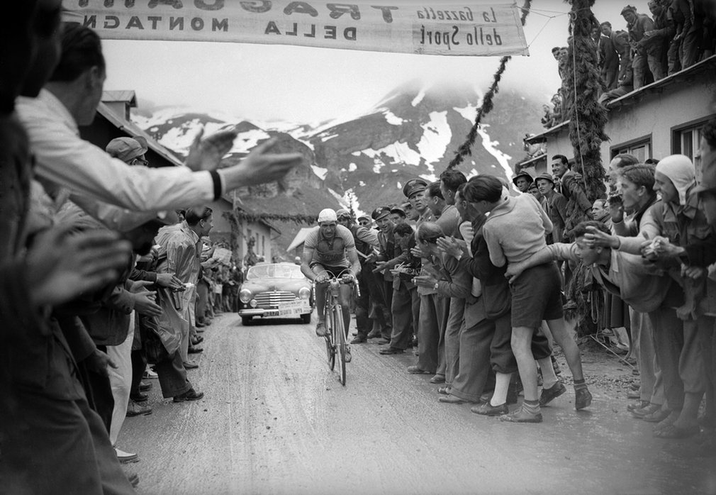 Gino Bartali enfrenta uma etapa de montanha em 1940.