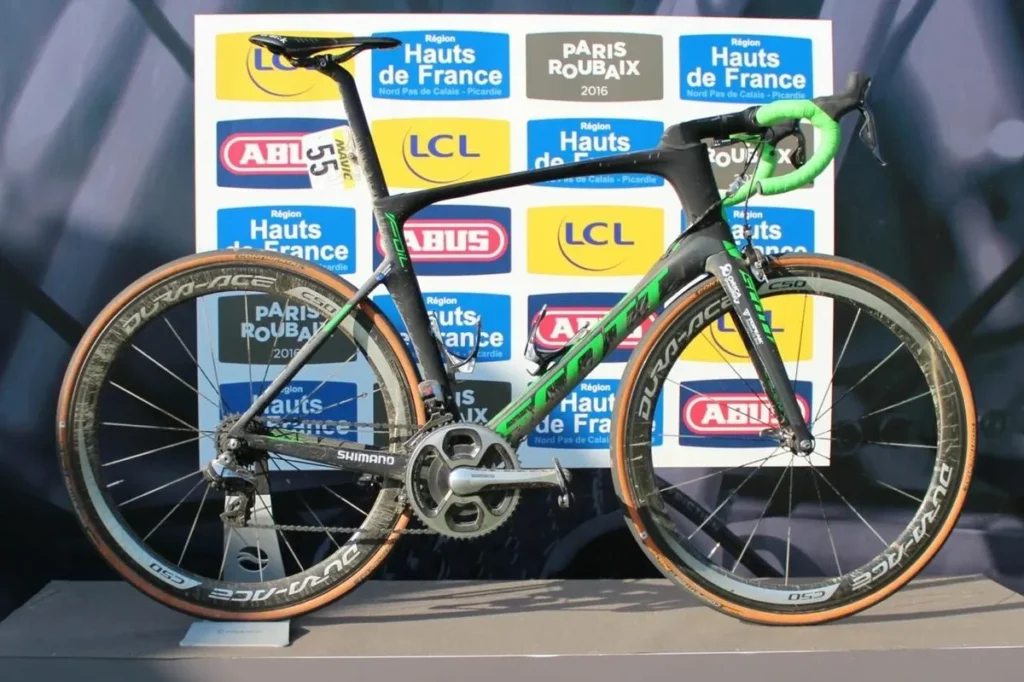 A vitória de Mat Hayman em 2016 com uma Scott Foil inaugurou a era das bicicletas aerodinâmicas na Paris-Roubaix. Ben Delaney / Our Media