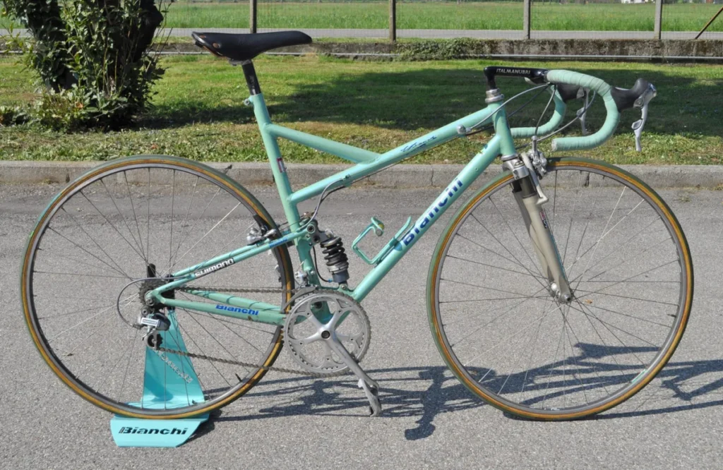 O triângulo traseiro de liga leve da bicicleta de Museeuw, de 1994, quebrou a 24 km do velódromo de Roubaix. Bianchi
