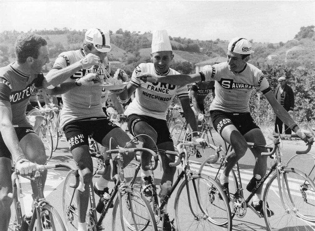 Ciclistas comendo espaguete durante uma etapa em 1966.