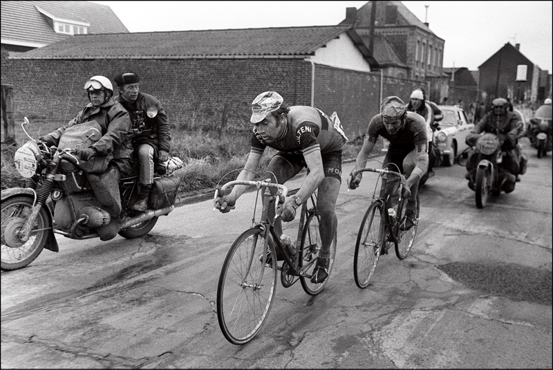 Eddy Merckx lidera Roger De Vlaeminck na Paris-Roubaix de 1973, com Merckx conquistando a vitória pela terceira vez. (Crédito da imagem: Getty Images Sport)