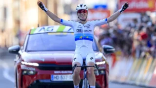 Demi Vollering é tricampeã da Liège-Bastogne-Liège Femmes: 35 km solo e um pelotão sem resposta