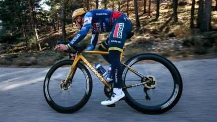 Evenepoel assina com a Specialized para sempre: o que significa o primeiro contrato vitalício do ciclismo moderno