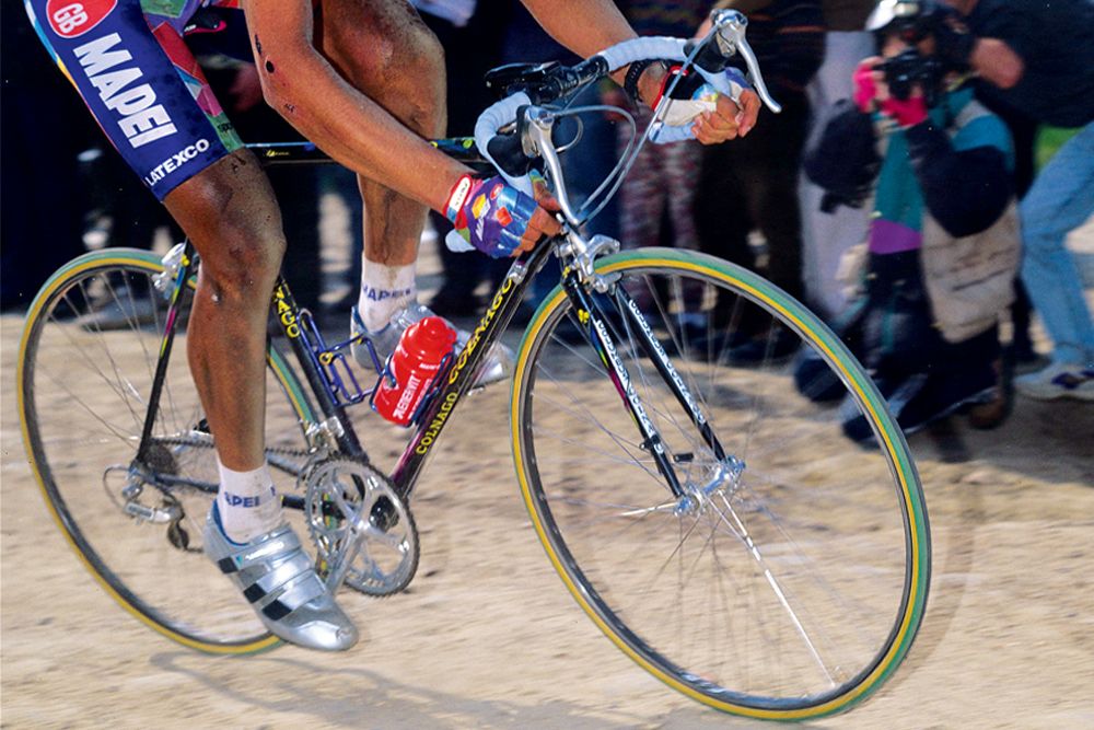 Em 1995, Franco Ballerini foi o primeiro ciclista a vencer a Paris-Roubaix com um quadro de carbono, embora ainda com garfo de aço. Graham Watson/Getty Images