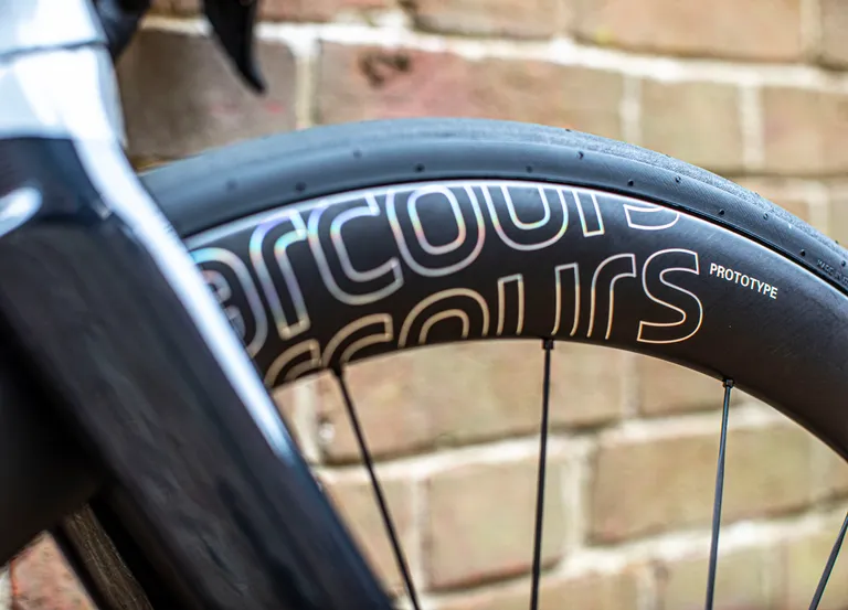 As rodas protótipo Strade GT utilizavam um tratamento holográfico com efeito arco-íris nos decalques Parcours.