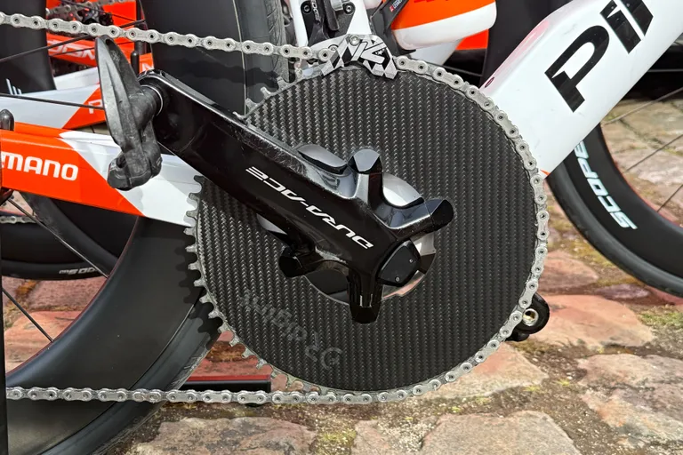 Josh Tarling, da Ineos Grenadiers , e sua coroa de 62 dentes