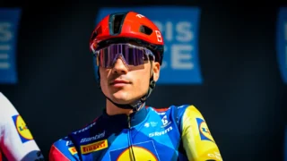 Juan Ayuso fora das Ardenas 2026 — o mês infernal que expõe a transição mal-costurada da UAE para a Lidl-Trek