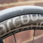 Parcours Strade GT: A Roda com VibraCore e Carbono Reciclado que Muda o que se Entende por Conforto em Alta Performance