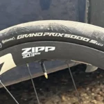 Paris-Roubaix 2026: A Revolução do 1x, os Pneus de 35mm e as Gambiarras que Definem a Rainha das Clássicas