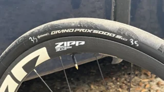 Paris-Roubaix 2026: A Revolução do 1x, os Pneus de 35mm e as Gambiarras que Definem a Rainha das Clássicas