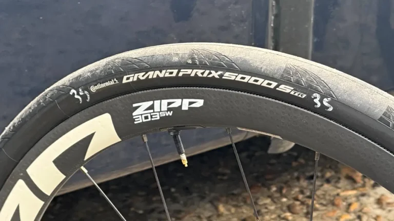 Paris-Roubaix 2026: A Revolução do 1x, os Pneus de 35mm e as Gambiarras que Definem a Rainha das Clássicas