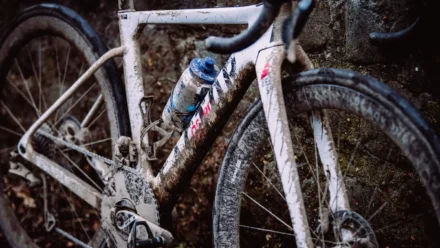 Por Que Não Correm a Paris-Roubaix com Gravel Bikes? A Verdade Sobre Paralelepípedos, Tecnologia e Tradição