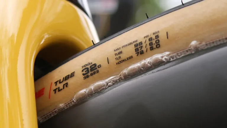 Pneus na Paris-Roubaix 2026: Qual o Pneu Mais Largo que Veremos no Inferno do Norte?