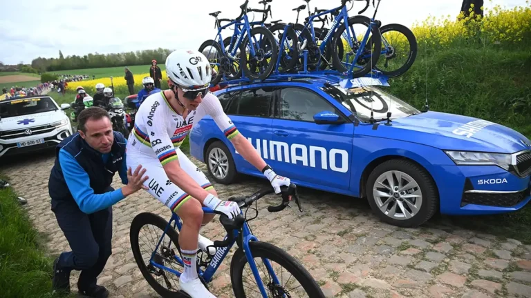 A 'carriola' que custou 1 minuto a Pogačar na Paris-Roubaix