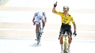 Van Aert vence Paris-Roubaix 2026 e cumpre, oito anos depois, a promessa feita a um companheiro morto