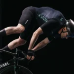 Van Rysel Cria Skinsuit com Airbag Integrado: Proteção em 60 Milissegundos e Mira no WorldTour 2027
