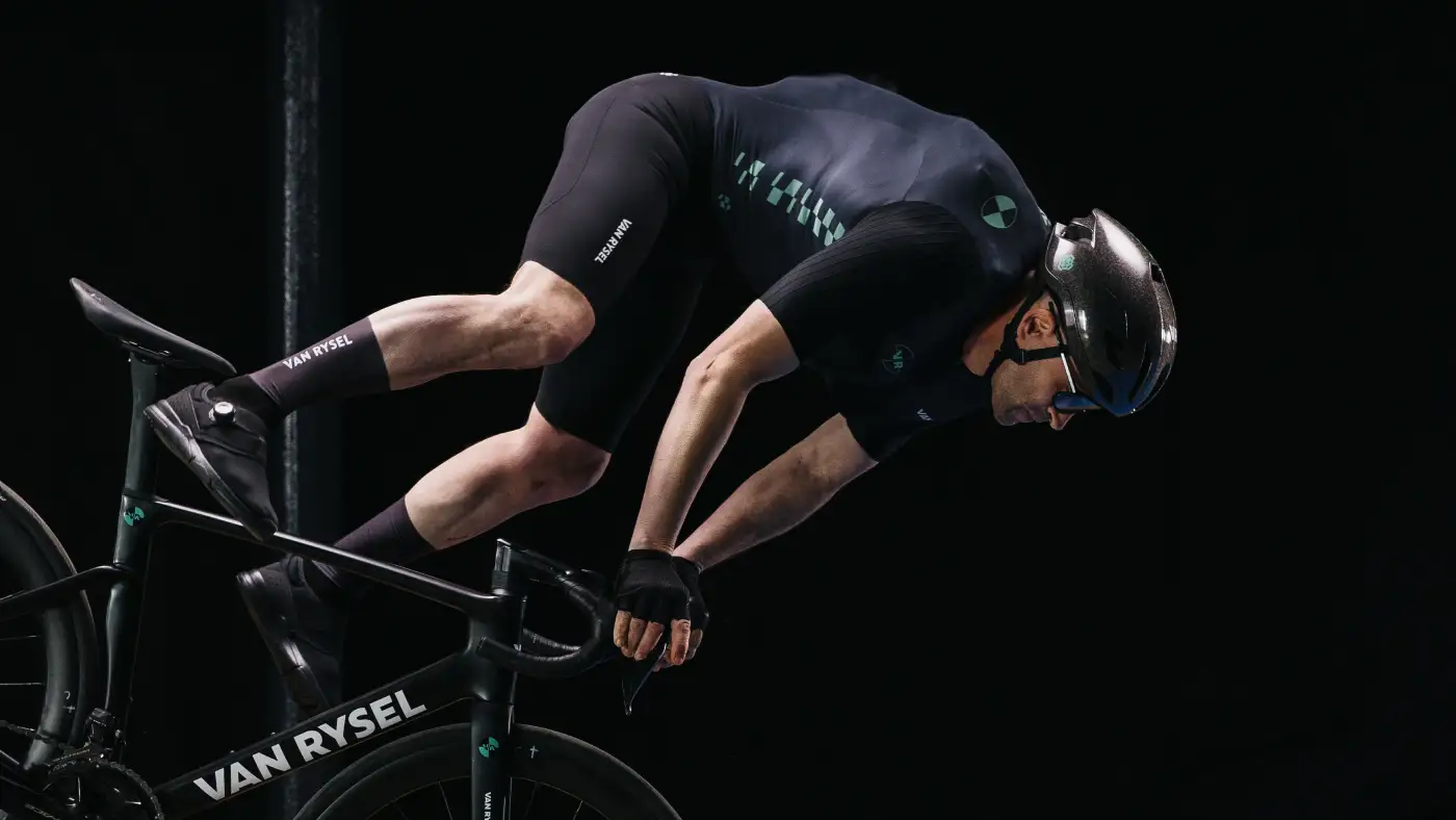 Van Rysel Cria Skinsuit com Airbag Integrado: Proteção em 60 Milissegundos e Mira no WorldTour 2027