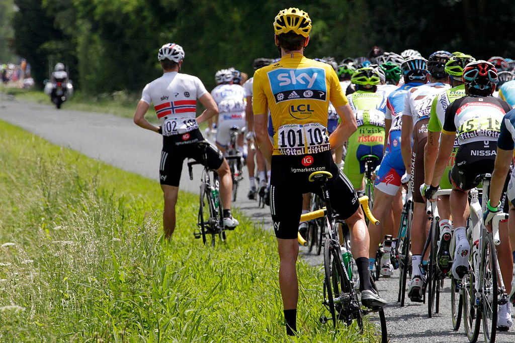 Ciclistas profissionais fazendo xixi.