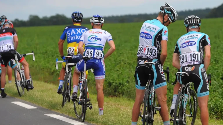 Como ciclistas profissionais fazem xixi durante uma corrida?